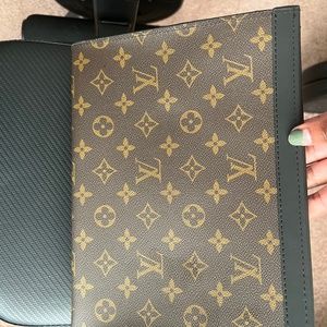 LV CLUTCH